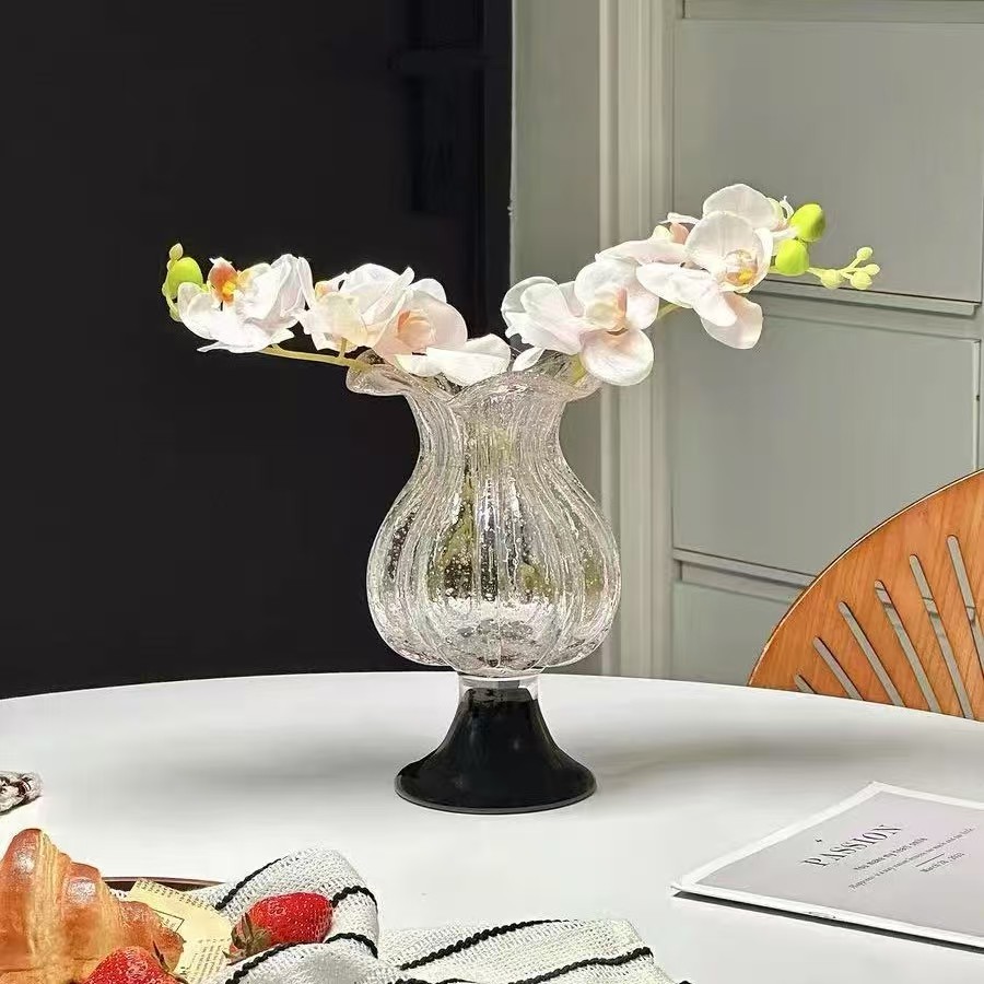 vases ແກ້ວທີ່ມີຮູບຮ່າງຕ່າງໆທີ່ແປກ